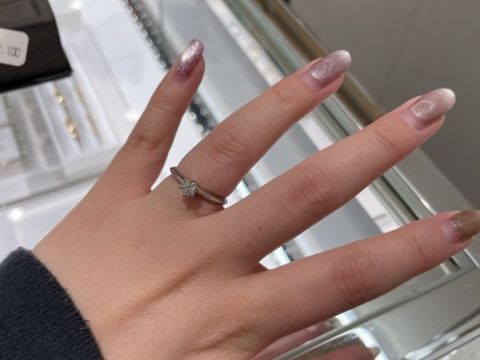 【ティファニー(Tiffany & Co.)の口コミ】 指輪のデザインはシンプルな1粒のダイヤモンドですが高さがあるのでザ婚約…