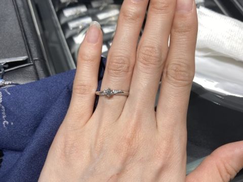 【エクセルコダイヤモンド(EXELCO DIAMOND)の口コミ】 サイドにダイヤが付いているものを検討している中で試着したものです。地…