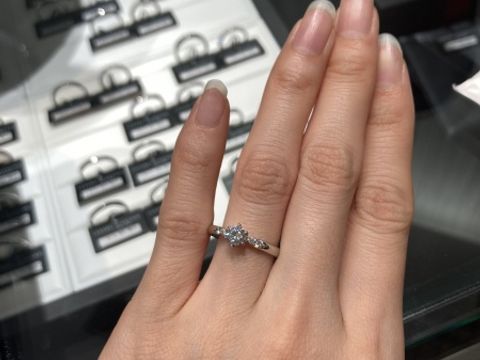 【ラザール ダイヤモンド(LAZARE DIAMOND)の口コミ】 サイドにダイヤが着いている、地金が一定程度の太さがある、ダイヤに向か…