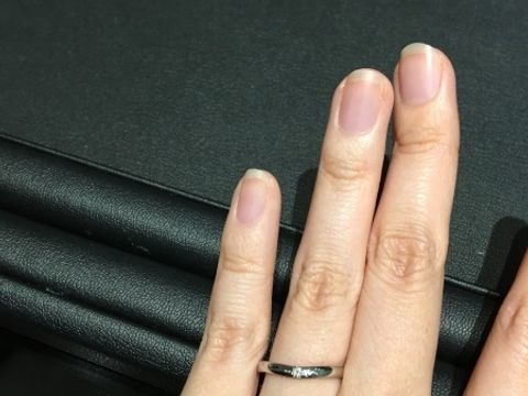 【エクセルコダイヤモンド(EXELCO DIAMOND)の口コミ】 シンプルな指輪ですが、他のものをつけた時よりも指が細く長く、綺麗に見…