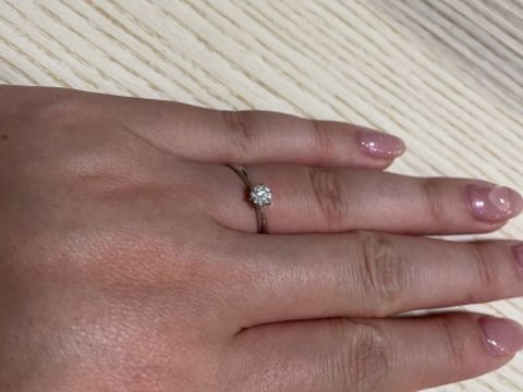 【アイプリモ(I-PRIMO)の口コミ】 指輪の付け心地が良く、同ブランドの婚約指輪の中でも最もデザインがシン…