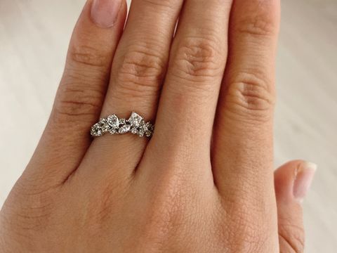 【Bizoux(ビズー)の口コミ】 デザインを言葉で表すとすれば上品な華やかさというイメージです。宝石箱…