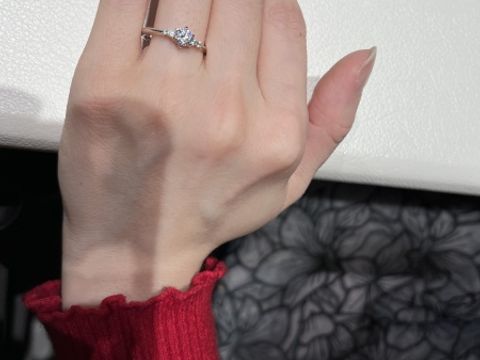 【アイプリモ(I-PRIMO)の口コミ】 指輪は一粒タイプで探していました。一粒タイプの中でメレダイヤ(隣の小さ…