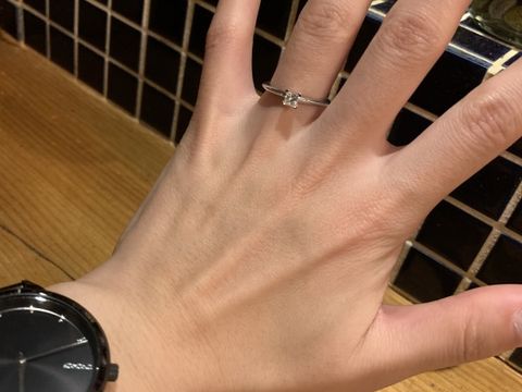 【ティファニー(Tiffany & Co.)の口コミ】 リング部分が丸くなく少し平らなのが印象的。少しデザインが特徴的で素敵…