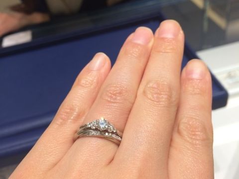 【銀座ダイヤモンドシライシの口コミ】 シンプルですが可愛らしさがあり、花束をモチーフとしていて指輪の全体的…