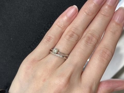 【ティファニー(Tiffany & Co.)の口コミ】 一石タイプで、中心のダイヤモンドが強調される点と、プラチナ部分が細い…