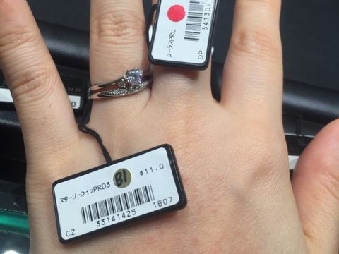 【ラザール ダイヤモンド(LAZARE DIAMOND)の口コミ】 ラザールは、ダイヤが際立つデザインが多いですが、華奢な感じを出したか…