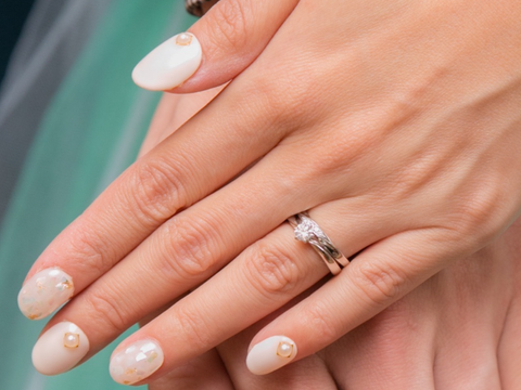 【4℃ BRIDAL(ヨンドシーブライダル)の口コミ】 私は手が小さくて指も細いので、そんな手に合うような少し華奢なデザイン…