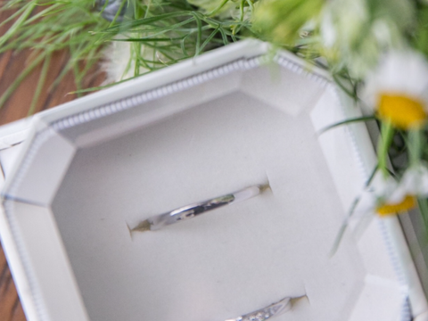 【4℃ BRIDAL(ヨンドシーブライダル)の口コミ】 彼は仕事上シンプルなものがよかったのでシルバーでとてもシンプルなもの…