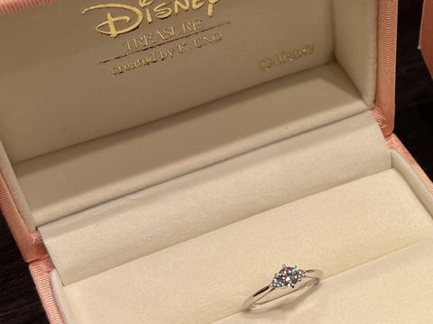 【ケイウノ ブライダル(K.UNO BRIDAL)の口コミ】 ダイヤモンドがキレイに映えていて、土台部分には実はミッキー、ミニーが…