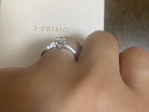 【アイプリモ(I-PRIMO)の口コミ】 どこから見てもダイヤモンドが輝いていること。
小さな手にも上品な指輪に…