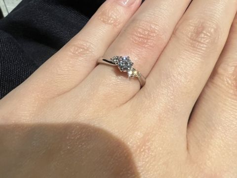 【銀座ダイヤモンドシライシの口コミ】 着用者は小指から中指にかけて弧を描いているためウェーブタイプのリング…