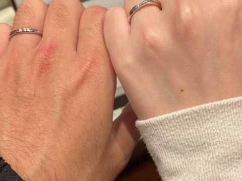 【ケイウノ ブライダル(K.UNO BRIDAL)の口コミ】 指輪のデザインはシンプルなものから、木目が入っていたり指が透けるよう…