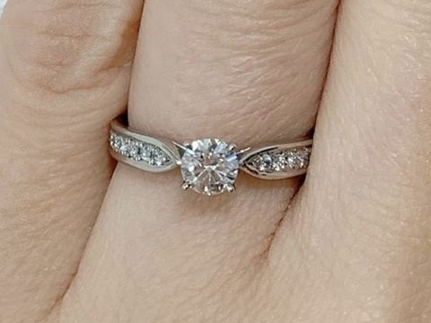 【GALA JEWELRY(ガラジュエリー)の口コミ】 真ん中のダイヤが大きく見えるように、中央に向かって絞ったデザインがお…