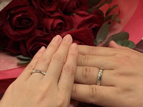 【ティファニー(Tiffany & Co.)の口コミ】 夫：4mm
太い指にも似合うように幅広の指輪を選びました。幅広のためカッ…