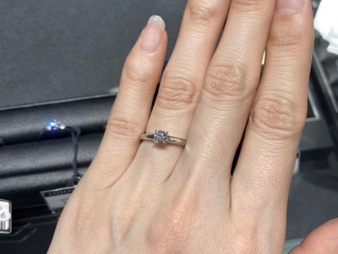 【エクセルコダイヤモンド(EXELCO DIAMOND)の口コミ】 着けた際も、地金部分が非常にシンプルな印象のデザインでした。ダイヤの…