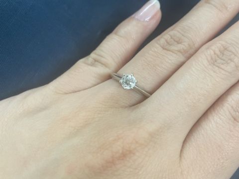 【ティファニー(Tiffany & Co.)の口コミ】 見た目はとてもすっきりしていて、リング幅は2mm程度、山形になっていて指…