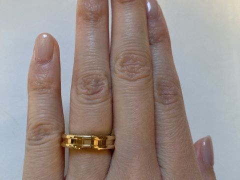 【ブルガリ(BVLGARI)の口コミ】 一般的な結婚指輪のデザインでないものを探していました。ゴールドで太め…
