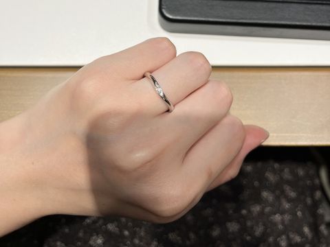 【ラザール ダイヤモンド(LAZARE DIAMOND)の口コミ】 ゆるやかなカーブにやや大きめのダイヤモンドが３粒並んでおり、シンプル…