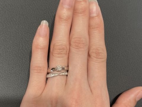 【ティファニー(Tiffany & Co.)の口コミ】 真ん中に向かってすぼんでいる、リボンみたいなデザインです。婚約指輪は…