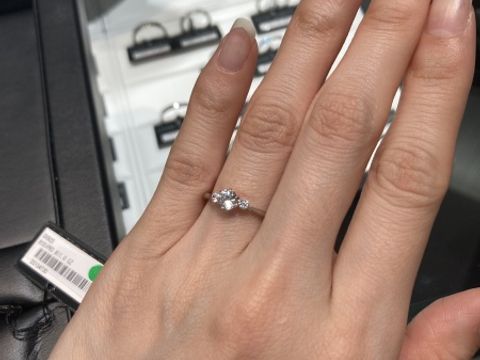 【ラザール ダイヤモンド(LAZARE DIAMOND)の口コミ】 サイドにダイヤが付いているもの、V字になっているものを試着したくて選び…