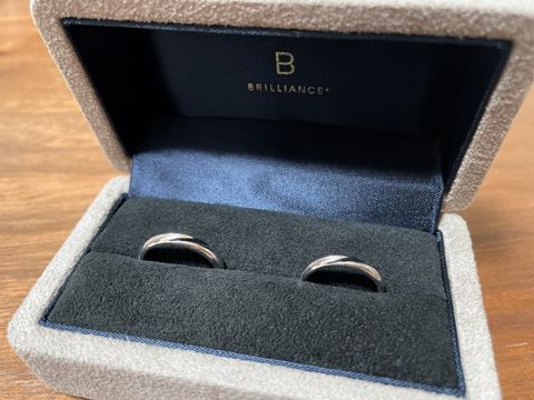 【BRILLIANCE+(ブリリアンスプラス)の口コミ】 シンプルで色合いも豊富なため、選びやすかった。
新婦の指輪は、あえて宝…