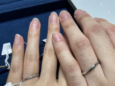【4℃ BRIDAL(ヨンドシーブライダル)の口コミ】 絶対にウェーブ型の指輪が欲しいと拘っている中見つけたデザインで、あま…