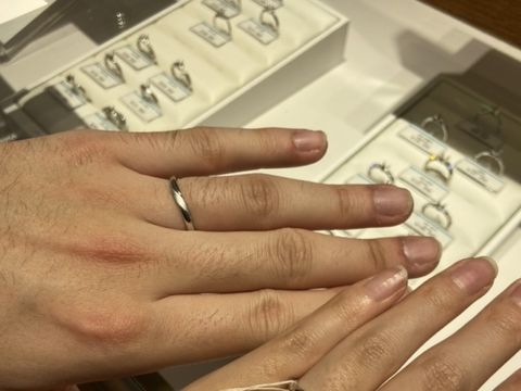 【銀座ダイヤモンドシライシの口コミ】 ストレートの指輪に斜めにダイヤがセットされていました。また、ダイヤも…