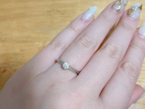 【ティファニー(Tiffany & Co.)の口コミ】 プラチナ素材の指輪で探していて、ずっと憧れだったティファニーの店で試…