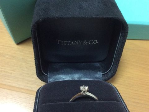 【ティファニー(Tiffany & Co.)の口コミ】 婚約指輪はダイヤを6つの爪で支えて入る方と、埋め込まれて入るものの二種…