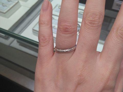 【アイプリモ(I-PRIMO)の口コミ】 幅があり、年齢を重ねても着け続けられる指輪です。二層になっており、そ…