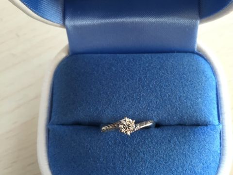 【銀座ダイヤモンドシライシの口コミ】 細身でウェーブのある指輪を探していましたが、イメージにぴったりだった…