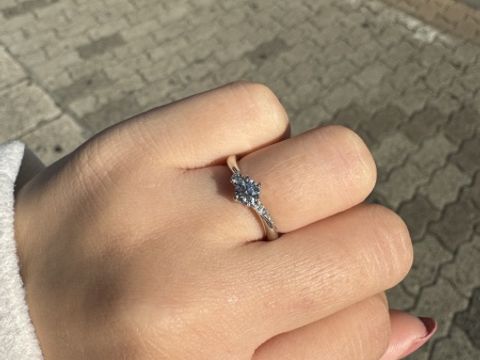 【銀座ダイヤモンドシライシの口コミ】 ダイヤの右と左でデザインが異なっており、アシンメトリーなデザインにな…