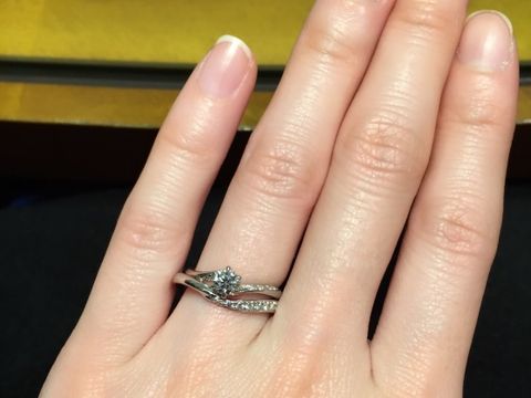 【HOSHI no SUNA 星の砂(ほしのすな)の口コミ】 婚約指輪と重ね付けをしたときでも、綺麗に見えるデザインを探していまし…