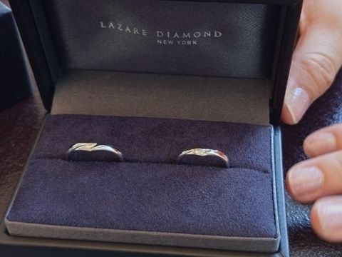 【ラザール ダイヤモンド(LAZARE DIAMOND)の口コミ】 ブイラインの形で、お店の外で見てもお揃い感があっていいなと思いました…