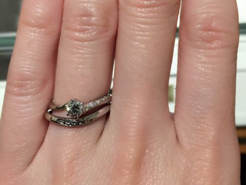 【銀座ダイヤモンドシライシの口コミ】 購入済みの婚約指輪と重ね付けした時も素敵な結婚指輪を探していました。
…