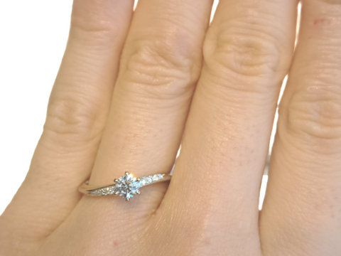 【ケイウノ ブライダル(K.UNO BRIDAL)の口コミ】 指が美しく長く見える、ということでウェーブデザインの指輪を探していま…