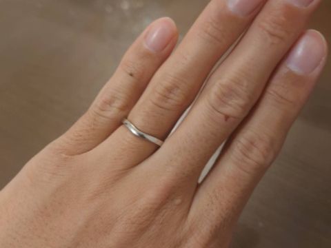 【カルティエ(Cartier)の口コミ】 滑らかで緩やかなV字型で、曲線がきれいです。
付け心地がとても良く、何…