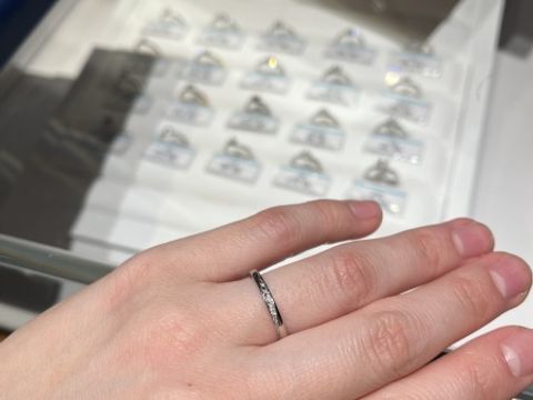 【銀座ダイヤモンドシライシの口コミ】 キラキラしたダイアモンドが斜めに入った指輪が多くあり魅力的であり、い…