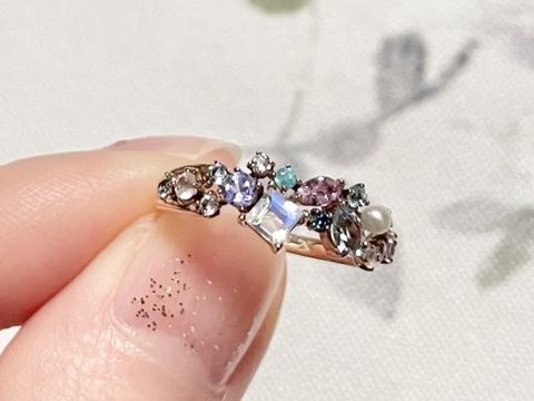 【Bizoux(ビズー)の口コミ】 とにかくデザインが可愛いです、形や大きさの違う様々な宝石達が指の上で…