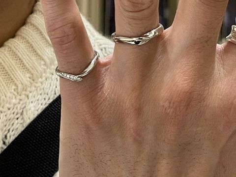 【俄(にわか)の口コミ】 指輪1つ1つに物語や情景が浮かぶ用なデザインが多く、また木目のデザイン…