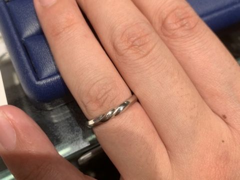 【銀座ダイヤモンドシライシの口コミ】 夫の指輪を探していたのですが、私がすでに決めた結婚指輪とのデザインの…
