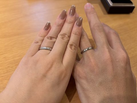 【アイプリモ(I-PRIMO)の口コミ】 指輪のデザインはぷっくりしてて、マット加工が入っています。
マット加工…