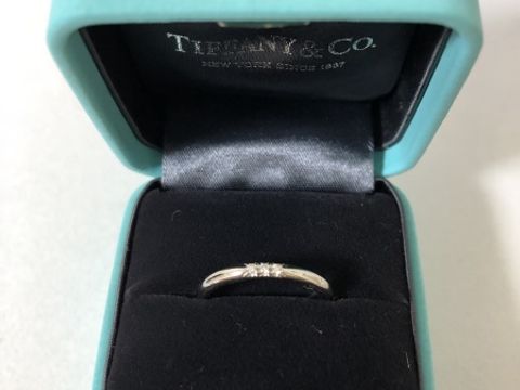 【ティファニー(Tiffany & Co.)の口コミ】 他のブランドとも迷いましたが、婚約指輪との重ね付けを重視しました。
同…