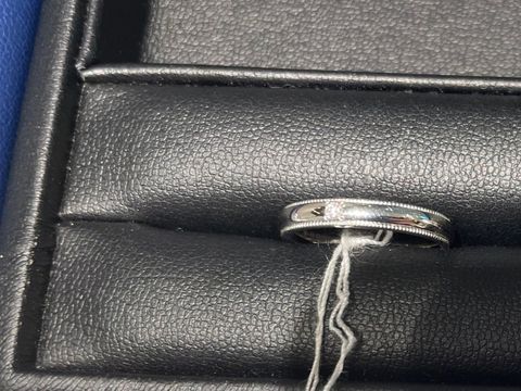 【銀座ダイヤモンドシライシの口コミ】 ミル打ちのデザインが可愛いと感じました。セミオーダーでデザインやダイ…