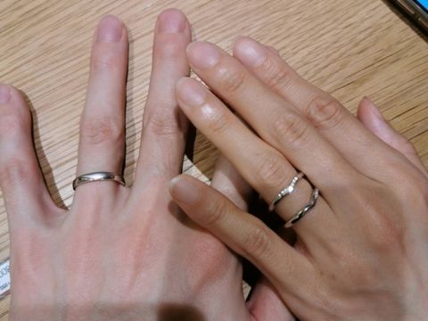 【with Happiness..の口コミ】 with Happiness..のLOVEという指輪です。
ふっくりとしたゆるいＶ字のライ…