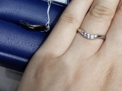 【銀座ダイヤモンドシライシの口コミ】 V字でダイヤモンドがついている結婚指輪を探していて、こちらが目に留まり…