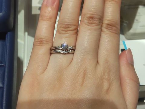 【銀座ダイヤモンドシライシの口コミ】 V字の指輪を探していて、こちらのエターナルサンライズという指輪に出会い…