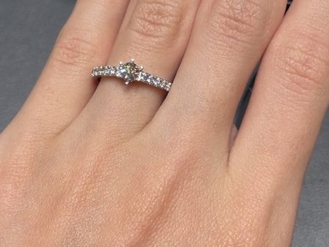 【ラザール ダイヤモンド(LAZARE DIAMOND)の口コミ】 ハーフエタニティになっており、光の加減で指輪全体がキラキラ輝いて見え…