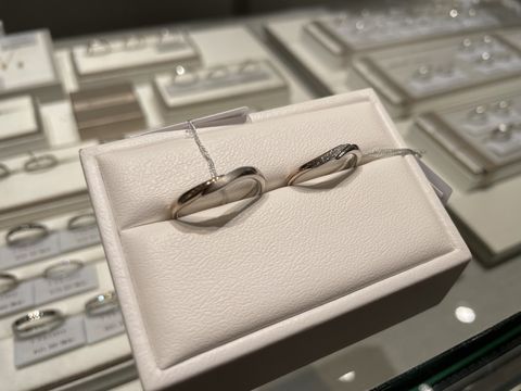 【エクセルコダイヤモンド(EXELCO DIAMOND)の口コミ】 シンプルでつけやすいデザインを探していました。自分たちの希望にぴった…